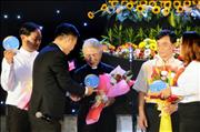 Lm. Giuse Nguyễn Hoàng Tuấn tặng hoa đến các linh mục