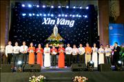 Lm. Giuse Nguyễn Hoàng Tuấn tặng quà lưu niệm cho các ca đoàn
