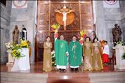 Đại diện Hội Bác ái cảm ơn và gửi đến các linh mục bó hoa tươi thắm