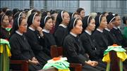 Các nữ tu và cộng đoàn tham dự Thánh lễ