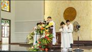 Lm. GB. Trần Văn Trí, Chánh xứ giáo xứ Phú Bình, công bố Tin Mừng