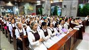 Các thành viên trong Hội Dòng Ba Cát Minh và cộng đoàn tham dự Thánh lễ 
