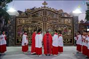 Linh mục chánh xứ làm phép cổng chính của Nhà thờ