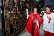 Linh mục chánh xứ làm phép cổng chính của Nhà thờ