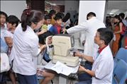 Đoàn khám bệnh tiếp nhận thăm khám các bệnh nhân