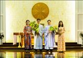 Lm. GB. Trần Văn Trí, thầy phó tế Phêrô Trần Anh Tuấn nhận bó hoa tươi thắm