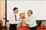 Ông GB. Nguyễn Quang Trung, đại diện DNCG, cảm ơn và gửi đến Lm.Gioan bó hoa tươi thắm