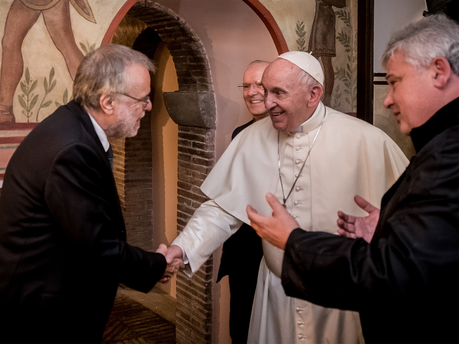 Đức Thánh Cha bắt tay với Andrea Ricciardi, người sáng lập Cộng đoàn Sant'Egidio, một Hiệp hội Giáo dân Công giáo Ý, đang có tình nguyện viên điều hành nơi lưu trú mới cho người vô gia cư.