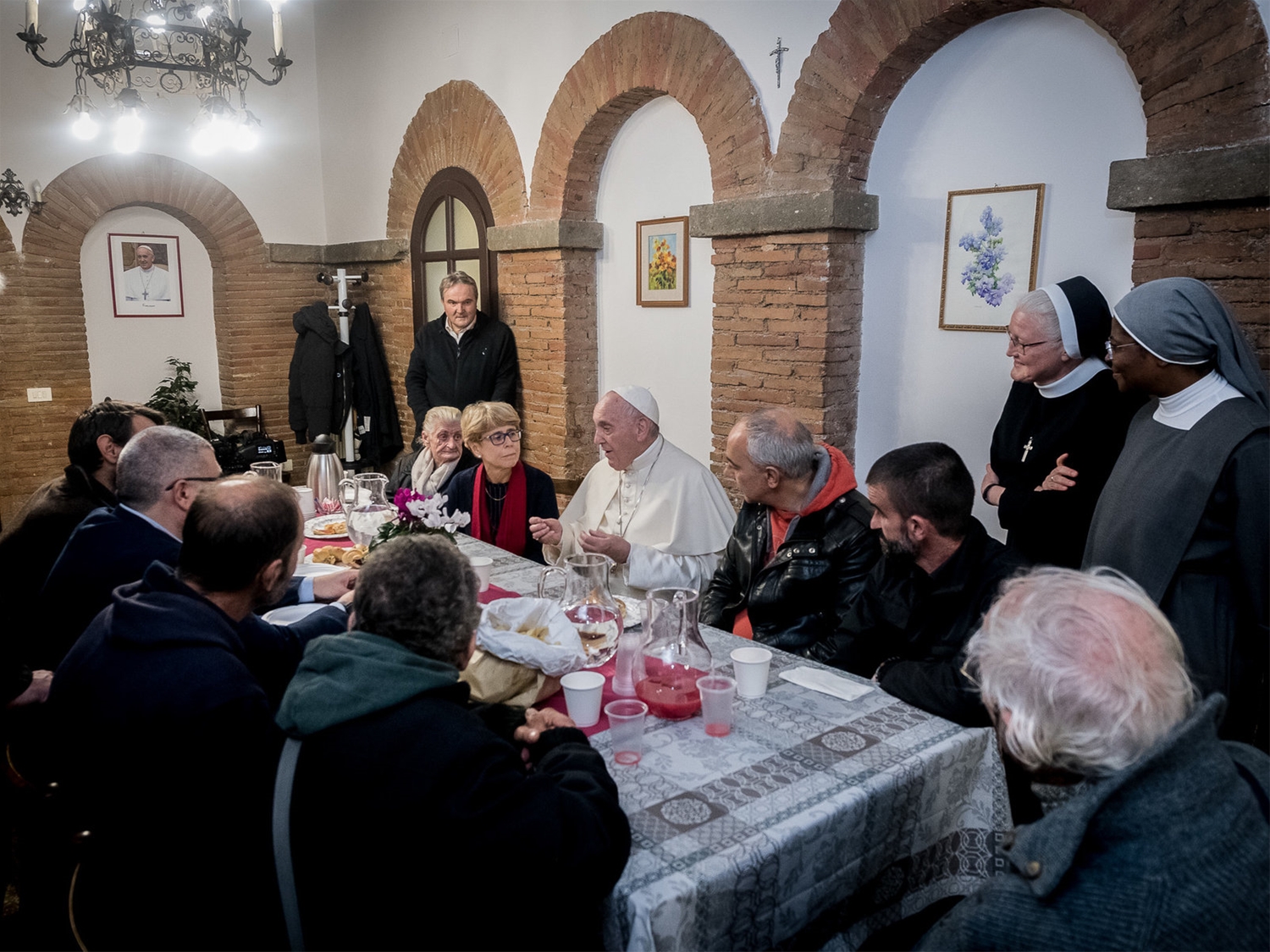 Đức Thánh Cha Phanxicô chia sẻ bữa ăn với khách và tình nguyện viên trong “Lâu đài của người nghèo”.
