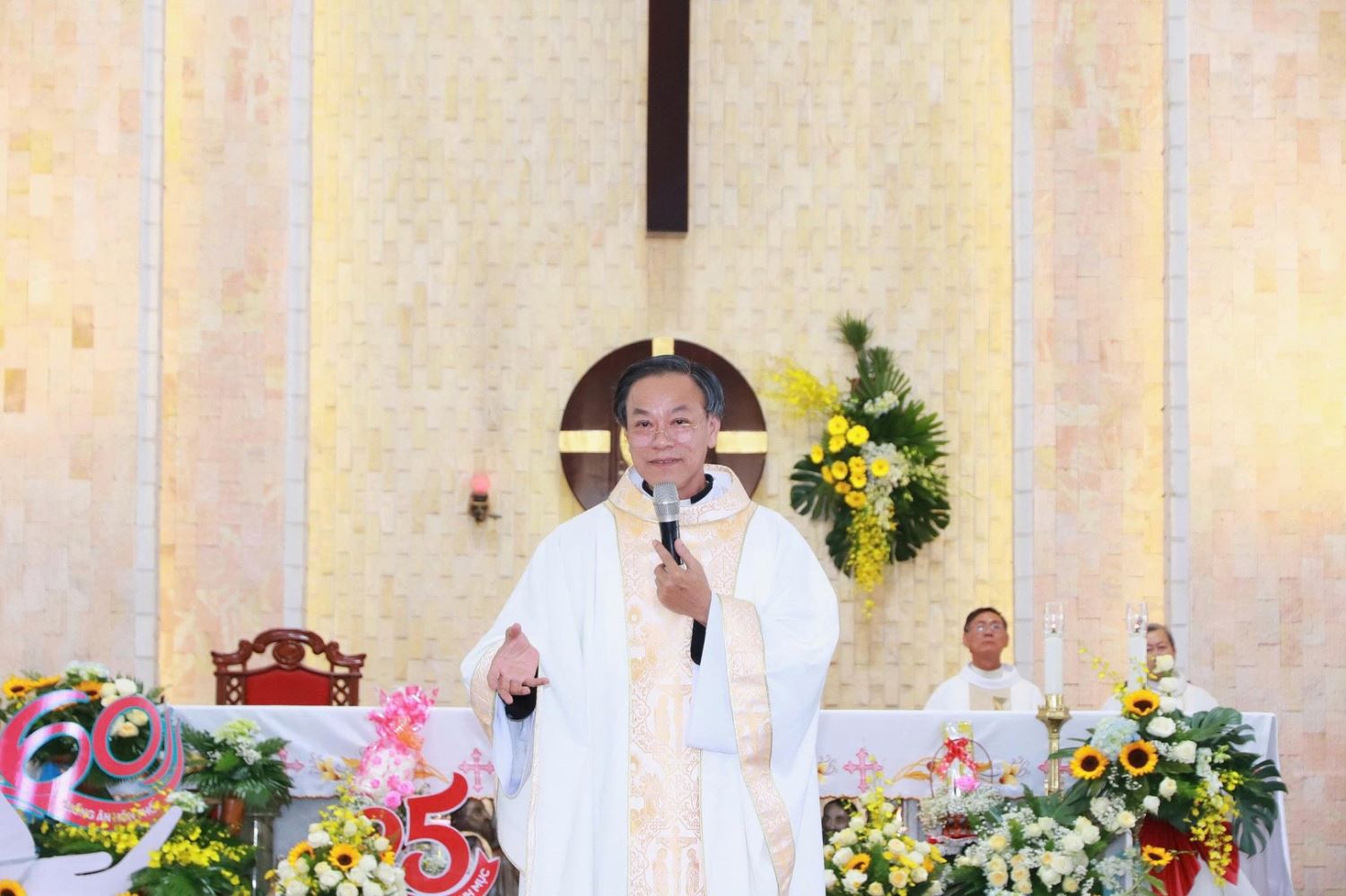 Ngan-khanh-Lm-Chanh-xu-Trung-My-Tay (13)