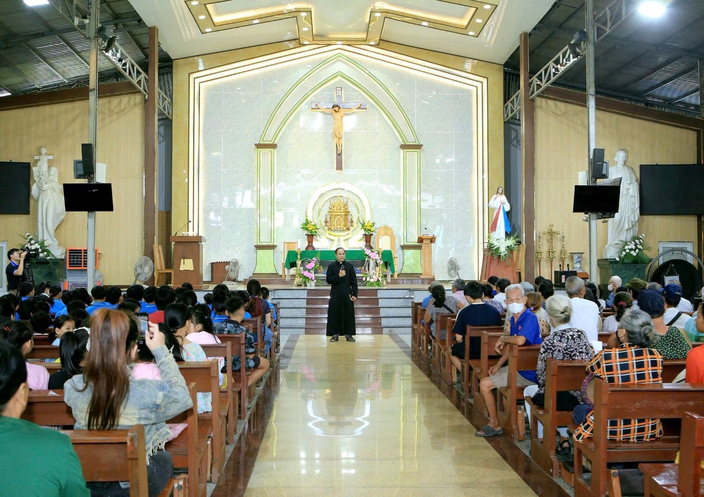 Vinh-Loc-bua-com-nhan-ai (1)