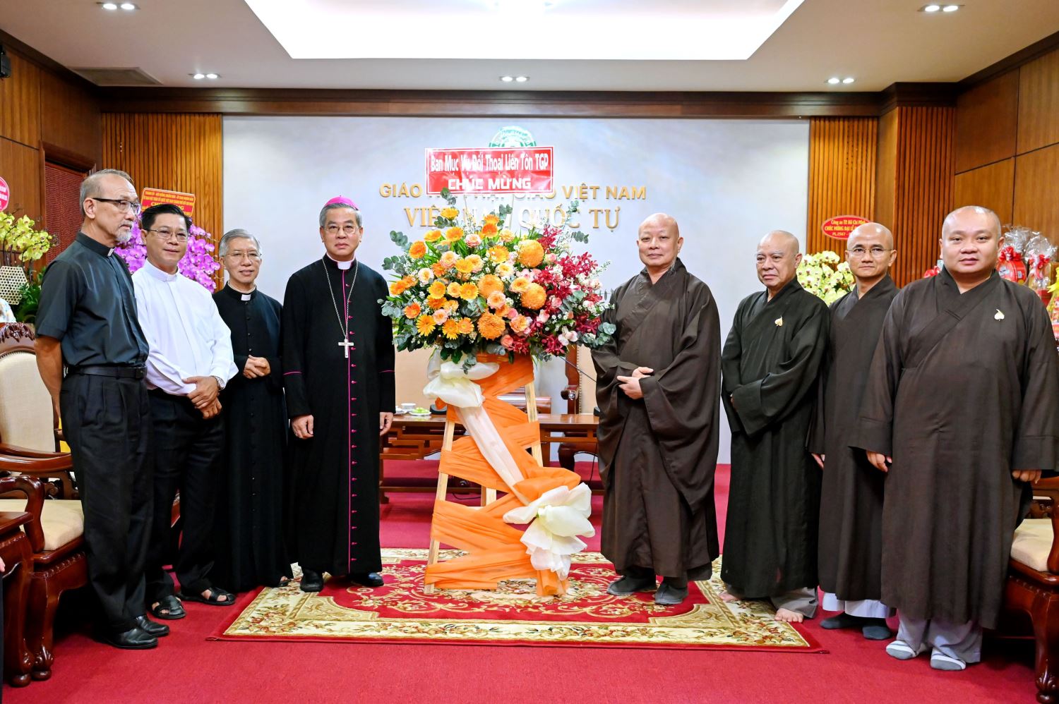 Phái đoàn Tòa Tổng Giám mục Sài Gòn thăm và chúc mừng Đại lễ Phật đản