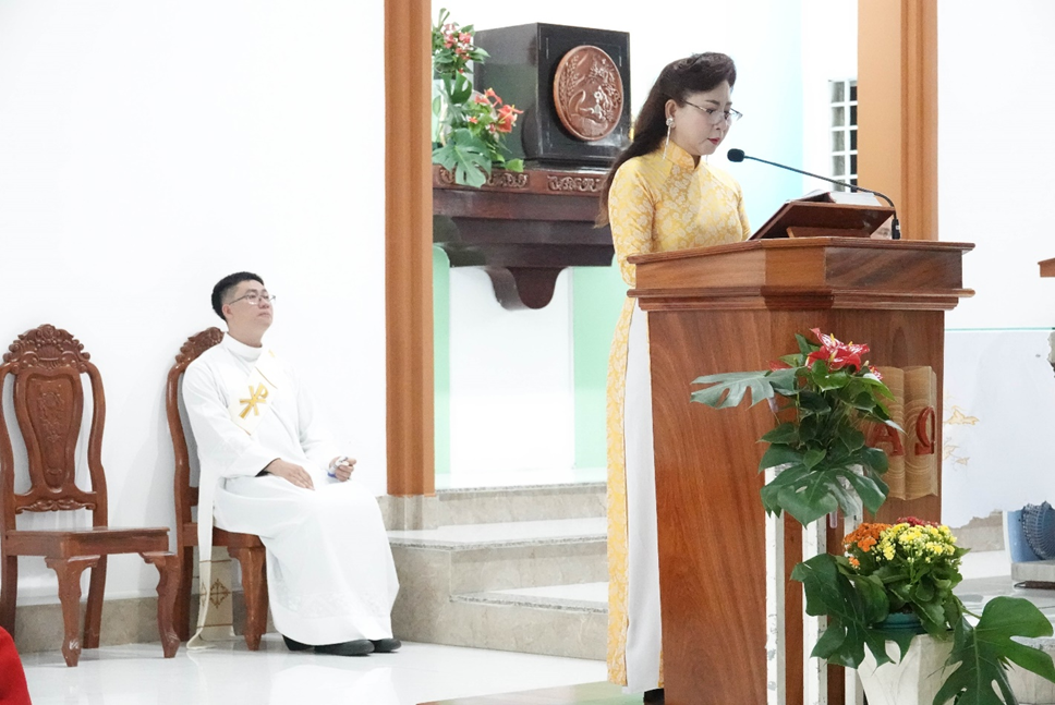 Gia-đinh-cau-nguyen-Đuc-Me-Nu-Vuong (3)