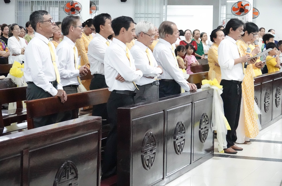 Gia-đinh-cau-nguyen-Đuc-Me-Nu-Vuong (5)