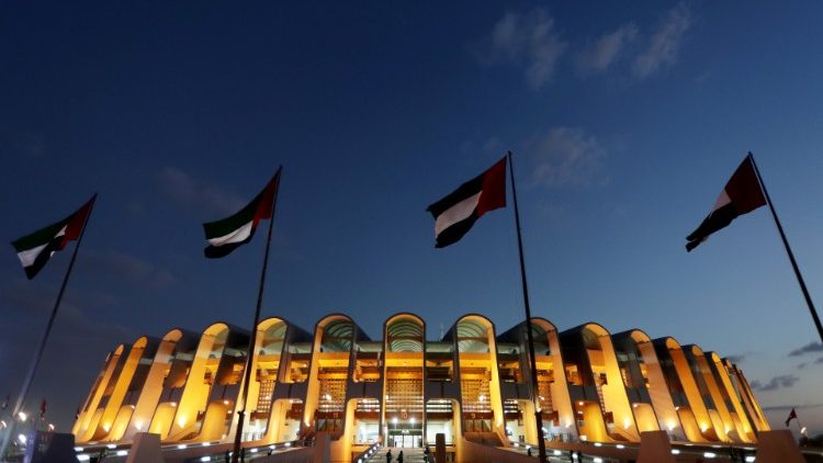 Đông đảo tín hữu xếp hàng chờ lấy vé dự lễ với ĐTC tại Abu Dhabi