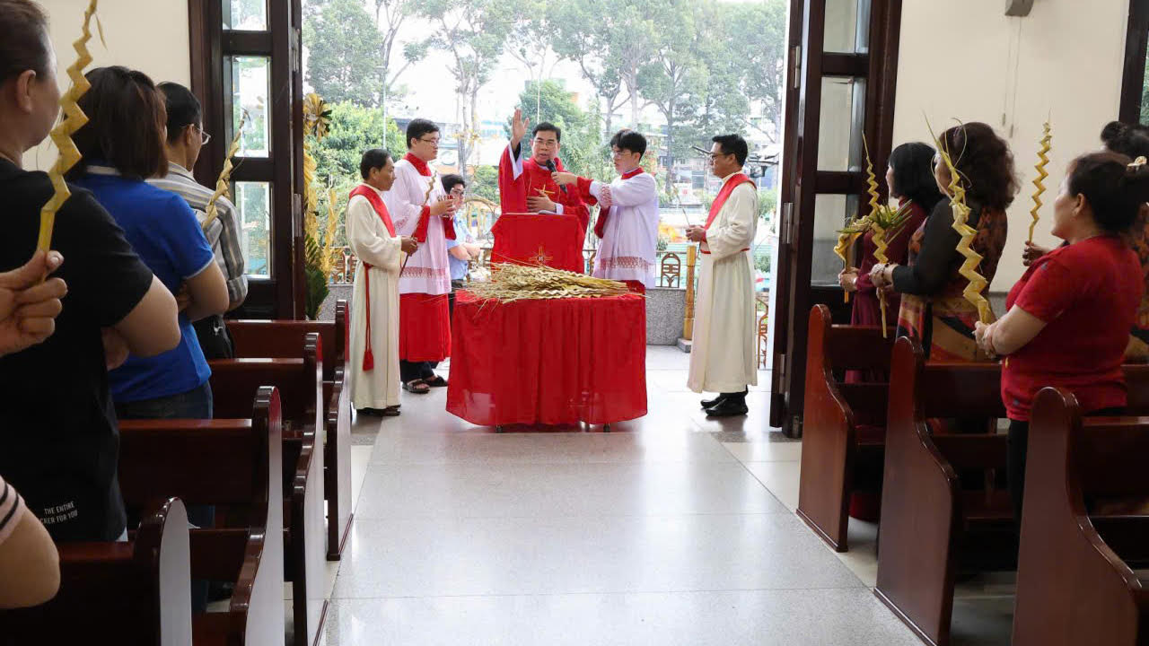 Giáo xứ Bắc Hà: Thánh lễ Chúa nhật Lễ Lá, khai mạc Tuần Thánh