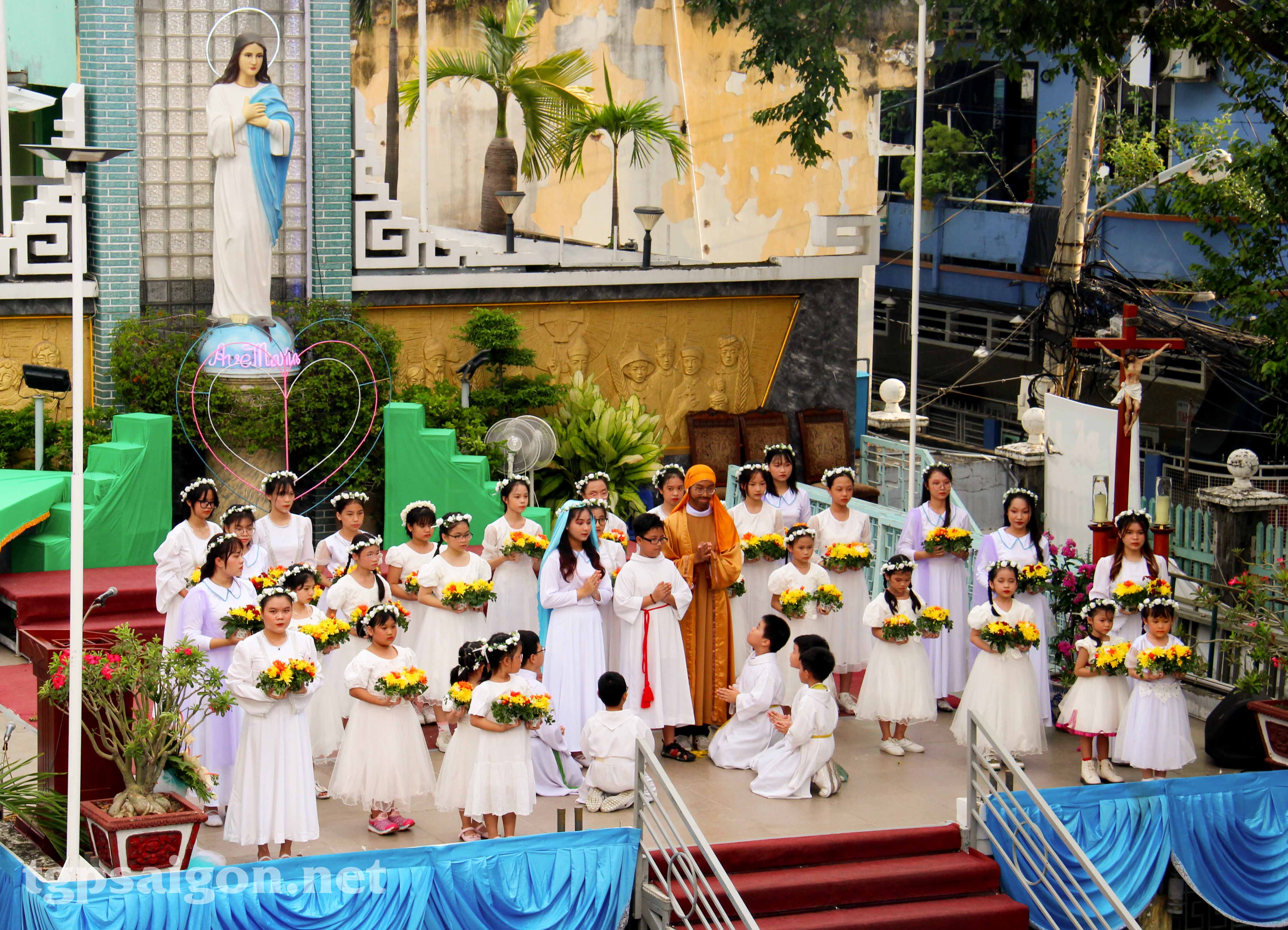 Giáo xứ Bùi Phát: Thánh lễ kết thúc tháng hoa 2022