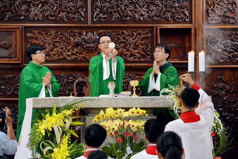 Giáo xứ Vĩnh Hòa: Tân linh mục Giuse Nguyễn Hữu Phước dâng lễ Tạ ơn