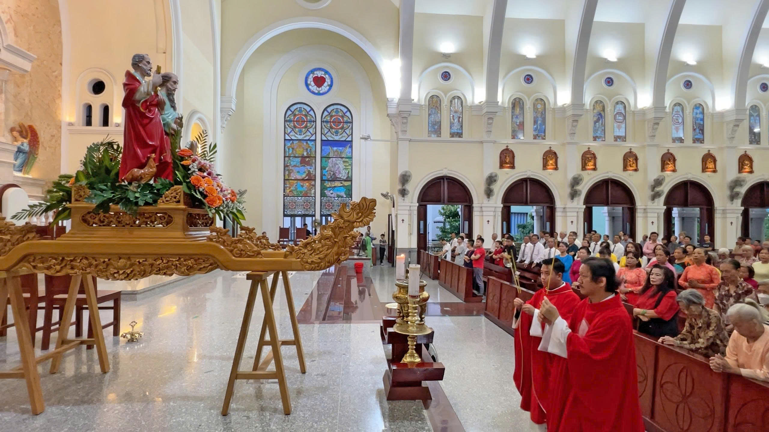 Giáo xứ Lộc Hưng: Mừng bổn mạng linh mục chánh xứ Phêrô Nguyễn Văn Hành và Hội đồng Mục vụ