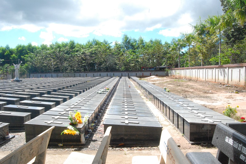 Giáo xứ Tân Phú: Nhóm bác ái tự nguyện thăm nghĩa trang thai nhi