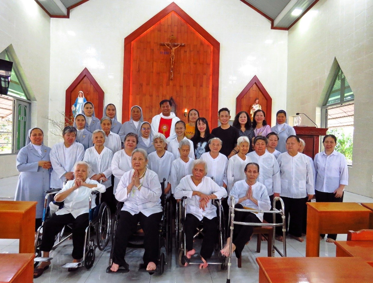 Nhóm Bác ái Bồ Câu Trắng thăm Nhà Bác ái của Dòng Thừa Sai Chúa Kitô