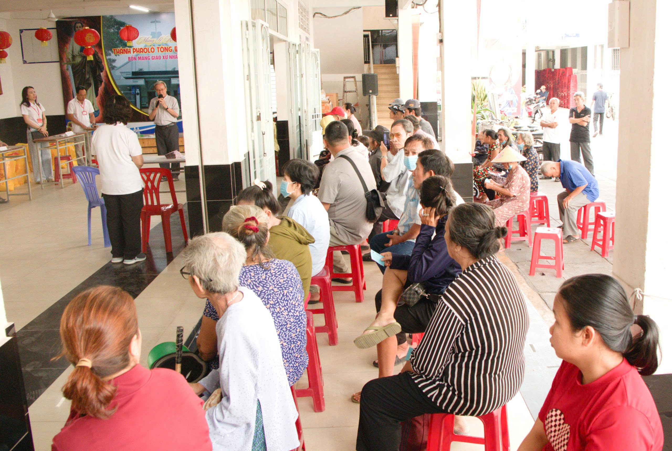 Giáo xứ Nhân Hòa: Ban Caritas phát quà Tết 2026