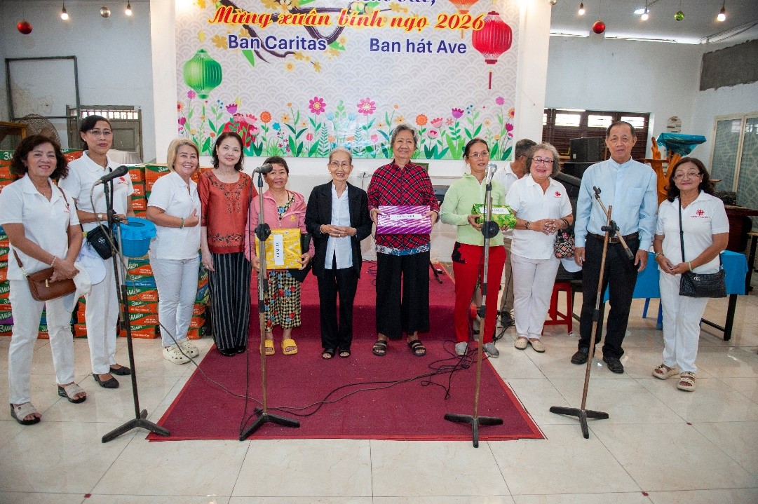 Giáo xứ Cầu Kho: Ban Caritas trao quà Tết mừng Xuân Bính Ngọ