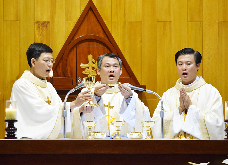 Các tân linh mục giáo phận Phú Cường dâng lễ tạ ơn tại Đại chủng viện Thánh Giuse Sài Gòn