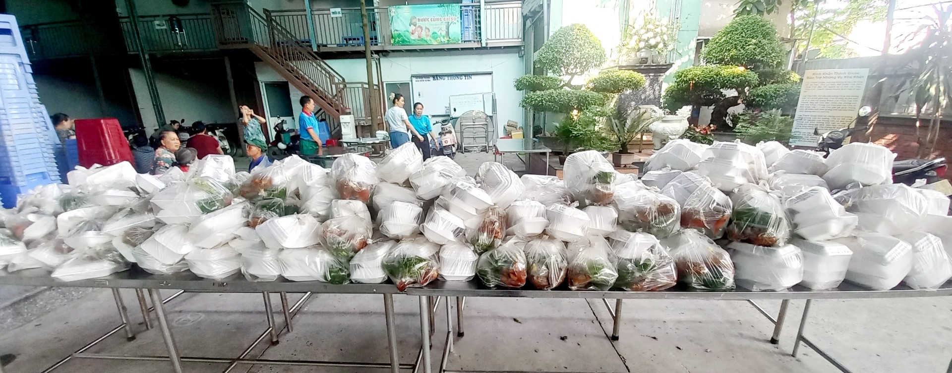 “Bữa cơm của Chúa” - Nghĩa tình Caritas giáo họ Fatima