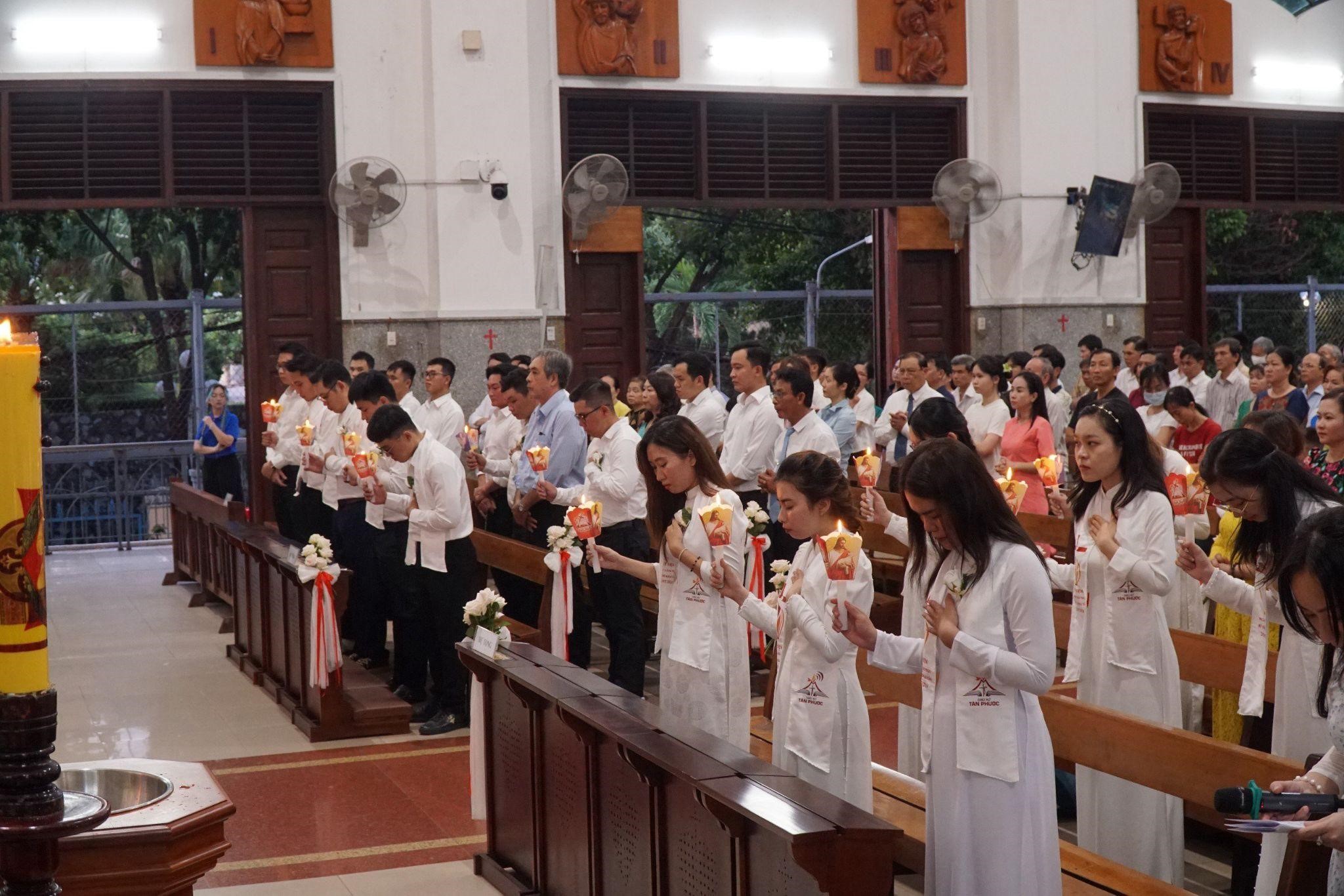 Giáo xứ Tân Phước: Thánh lễ ban Bí tích Khai Tâm Kitô giáo và bế giảng lớp giáo lý hôn nhân