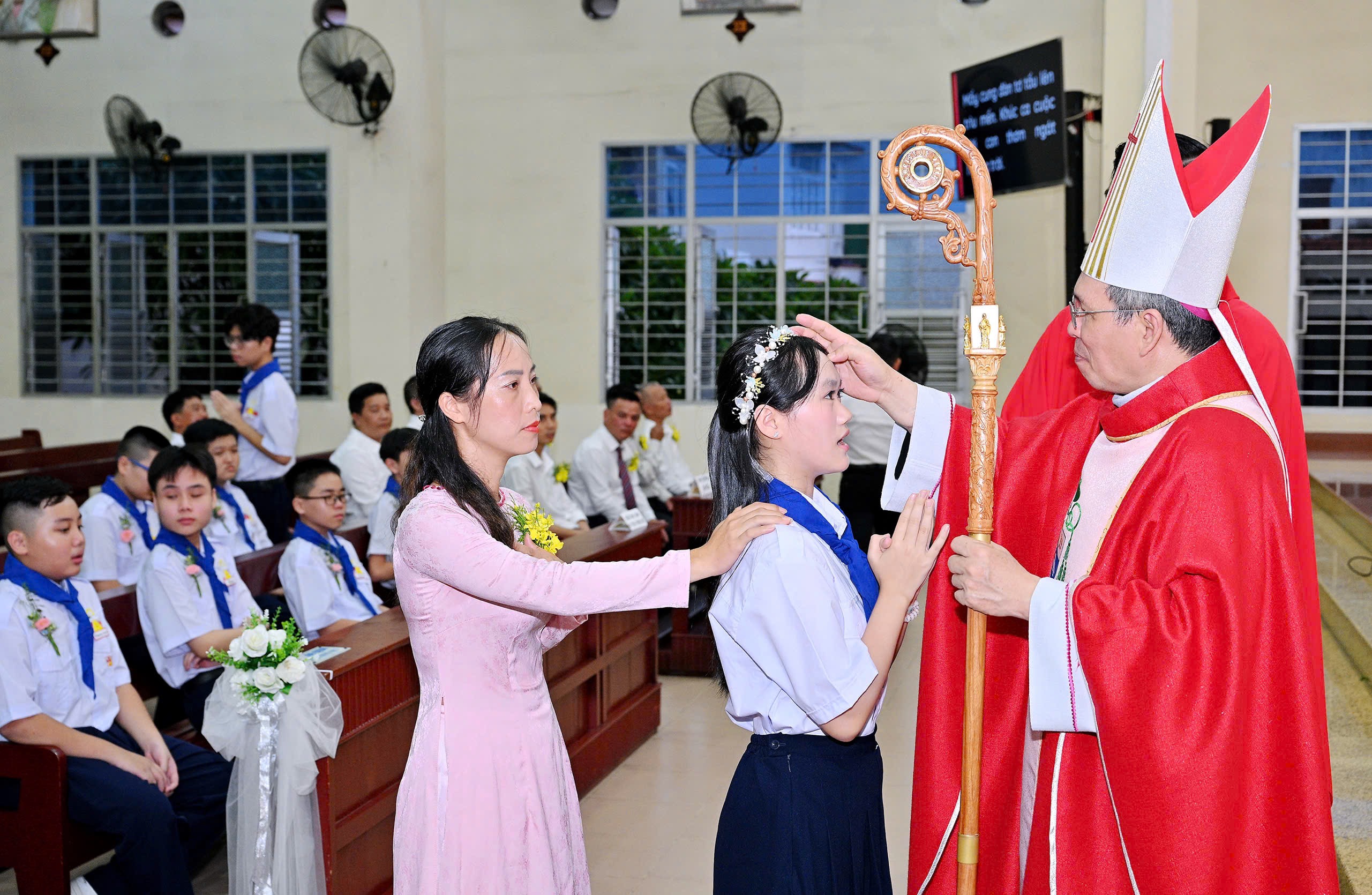 Giáo xứ Tân Chí Linh: 33 em thiếu nhi đón nhận hồng ân Chúa Thánh Thần