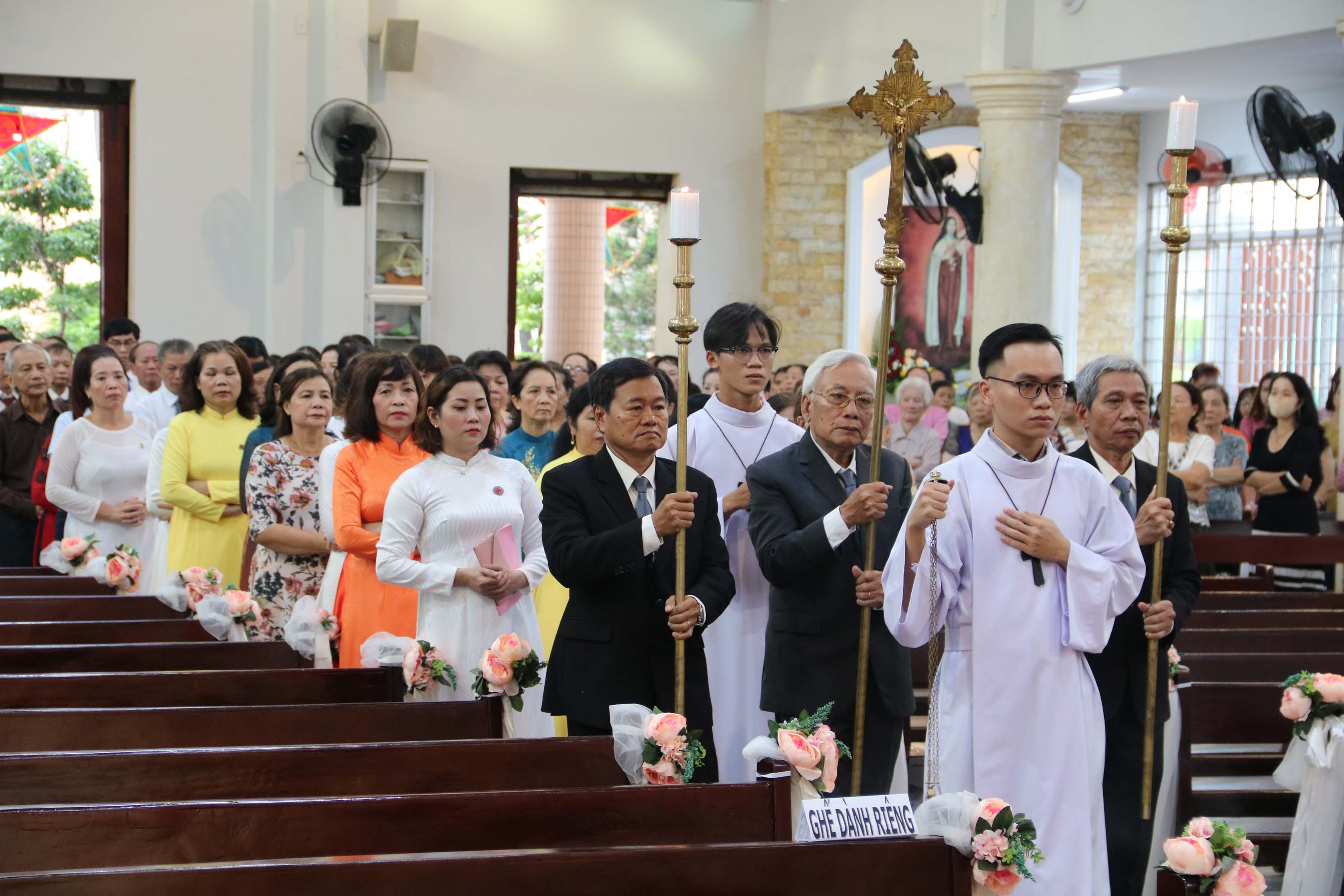 Lễ kính thánh Têrêsa: Bổn mạng Giáo xứ Tân Việt
