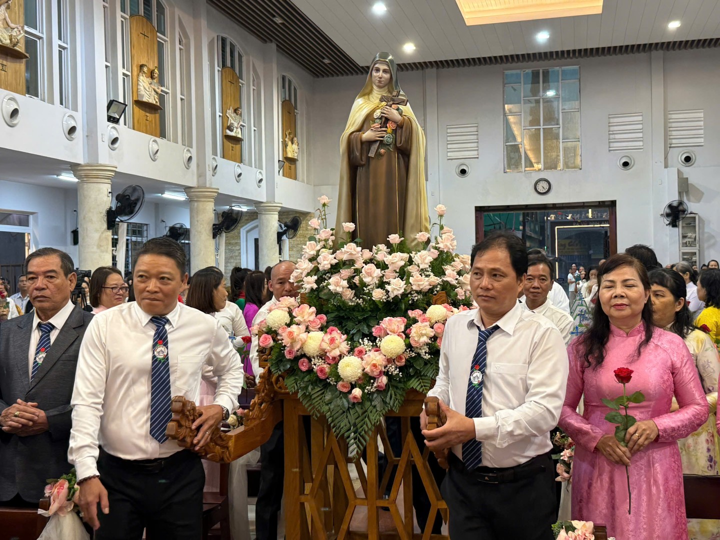 Mưa hồng ân trong Thánh lễ bổn mạng Giáo xứ Tân Việt