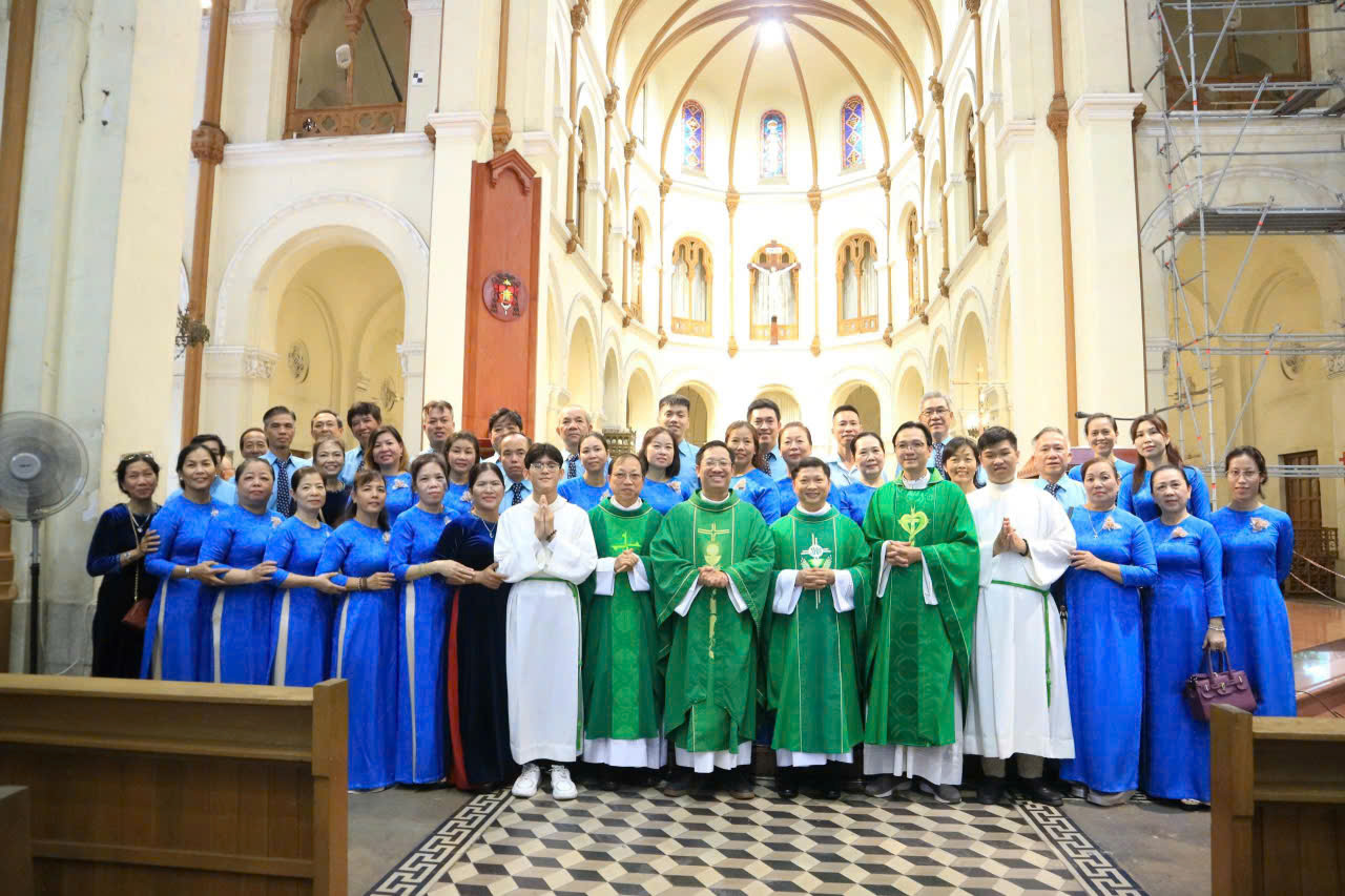 Giáo xứ Bùi Môn: Hành hương Năm Thánh tại Nhà thờ Đức Bà Sài Gòn