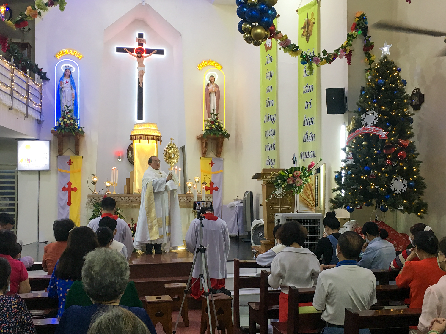 Giáo xứ Phú Lộc: Chầu Thánh Thể đêm Giao thừa và Phép lành Đại xá đầu năm Dương lịch 2022