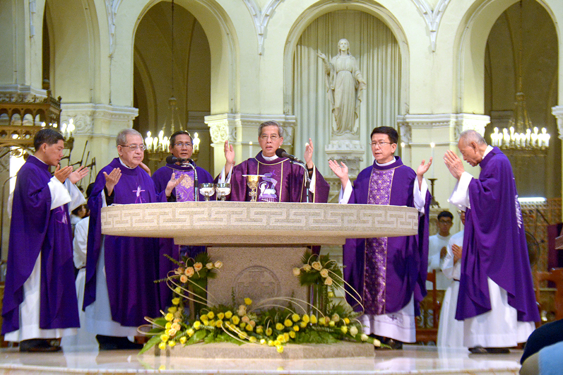 Thánh lễ cầu cho các tín hữu đã qua đời ngày 2-11-2020 tại nhà thờ Chính tòa Đức Bà Sài Gòn