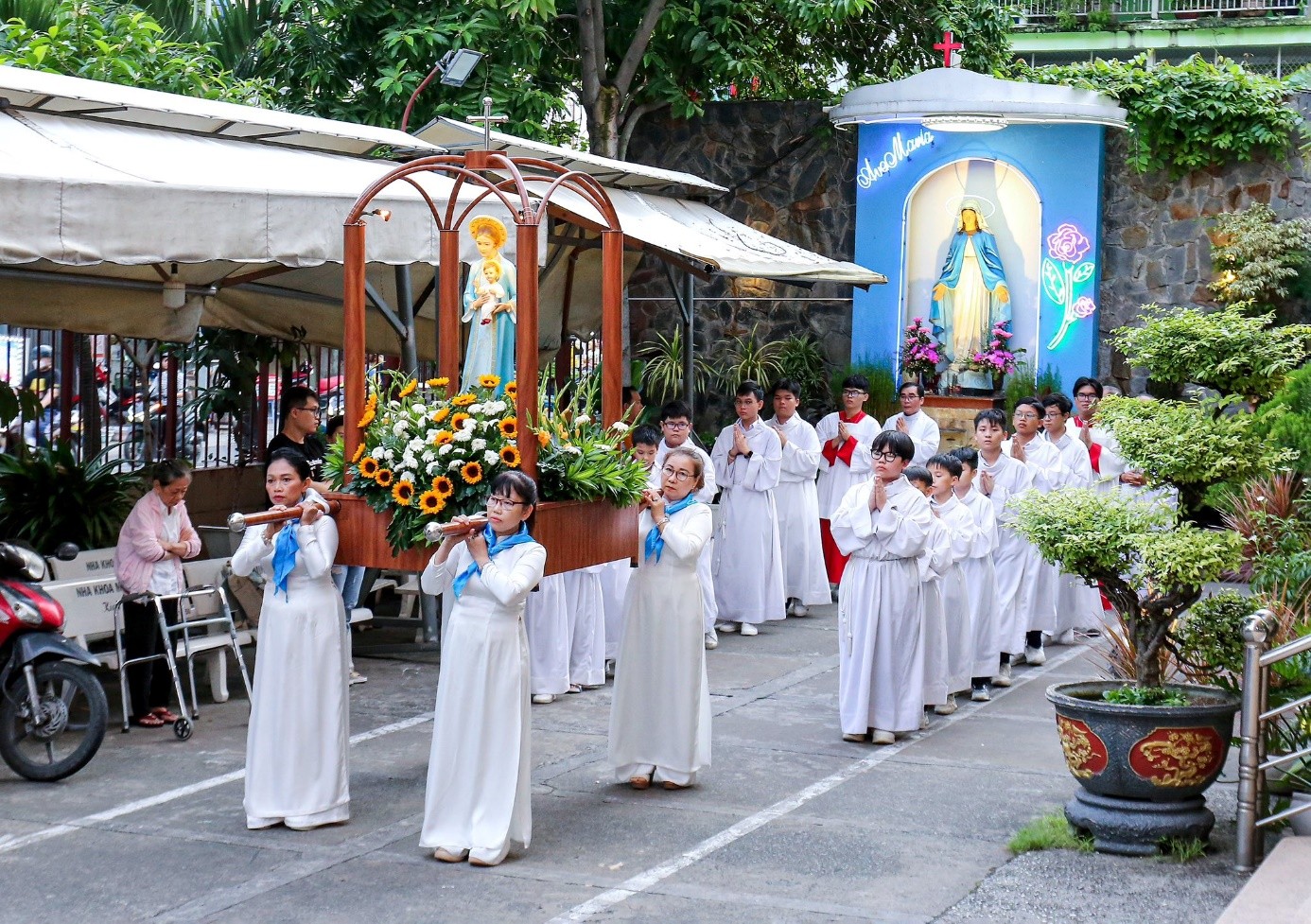 Giáo xứ Hòa Hưng: Sống mầu nhiệm các thánh cùng thông công và tâm tình biết ơn