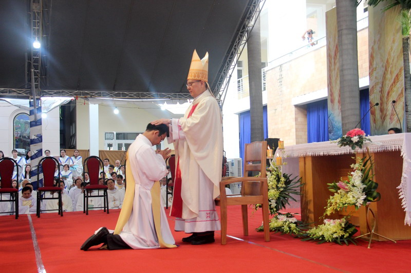 Dòng Tên Việt Nam: Thánh lễ truyền chức linh mục