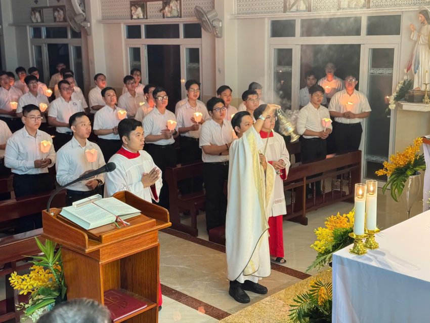 Thánh lễ Nến & hưởng ứng Ngày Thế giới Đời sống Thánh hiến cùng Nhà ứng sinh Chủng viện