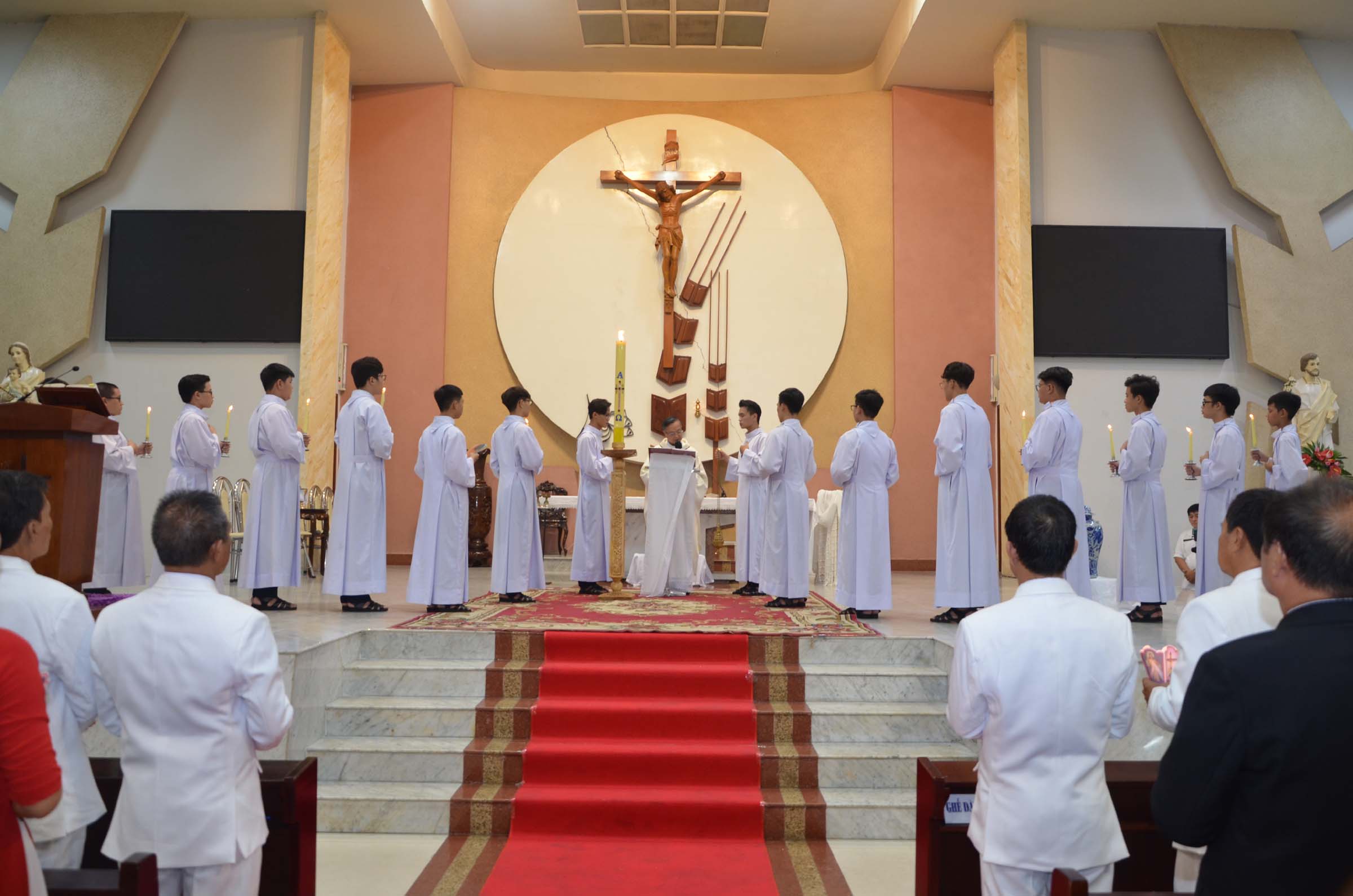 Giáo xứ Tân Việt: Canh thức Vượt Qua 2021