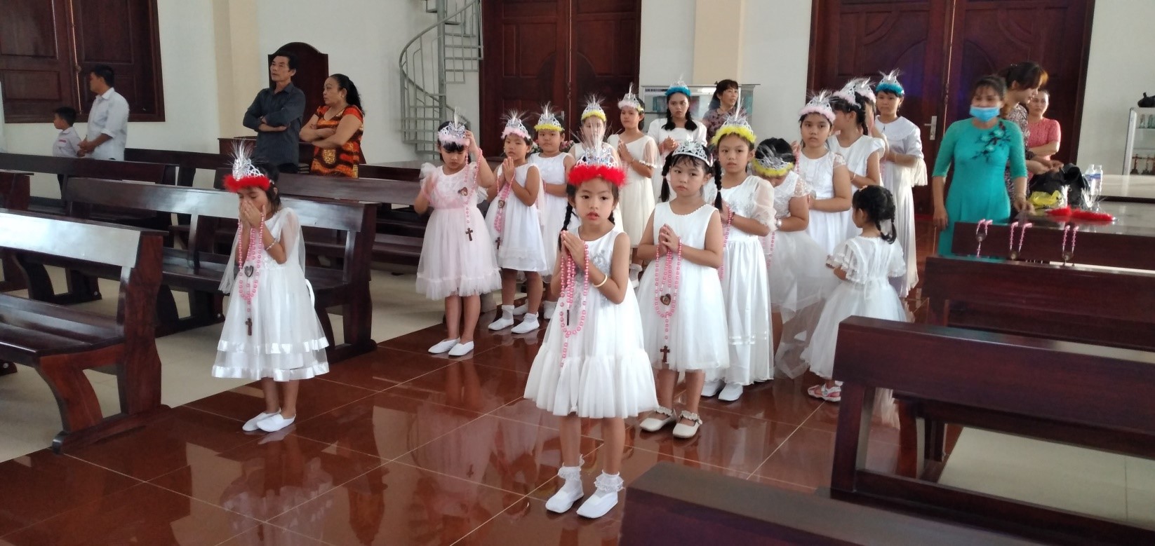 Giáo xứ Phước Hòa: Dâng hoa và dâng lễ đầu tháng Hoa 2021