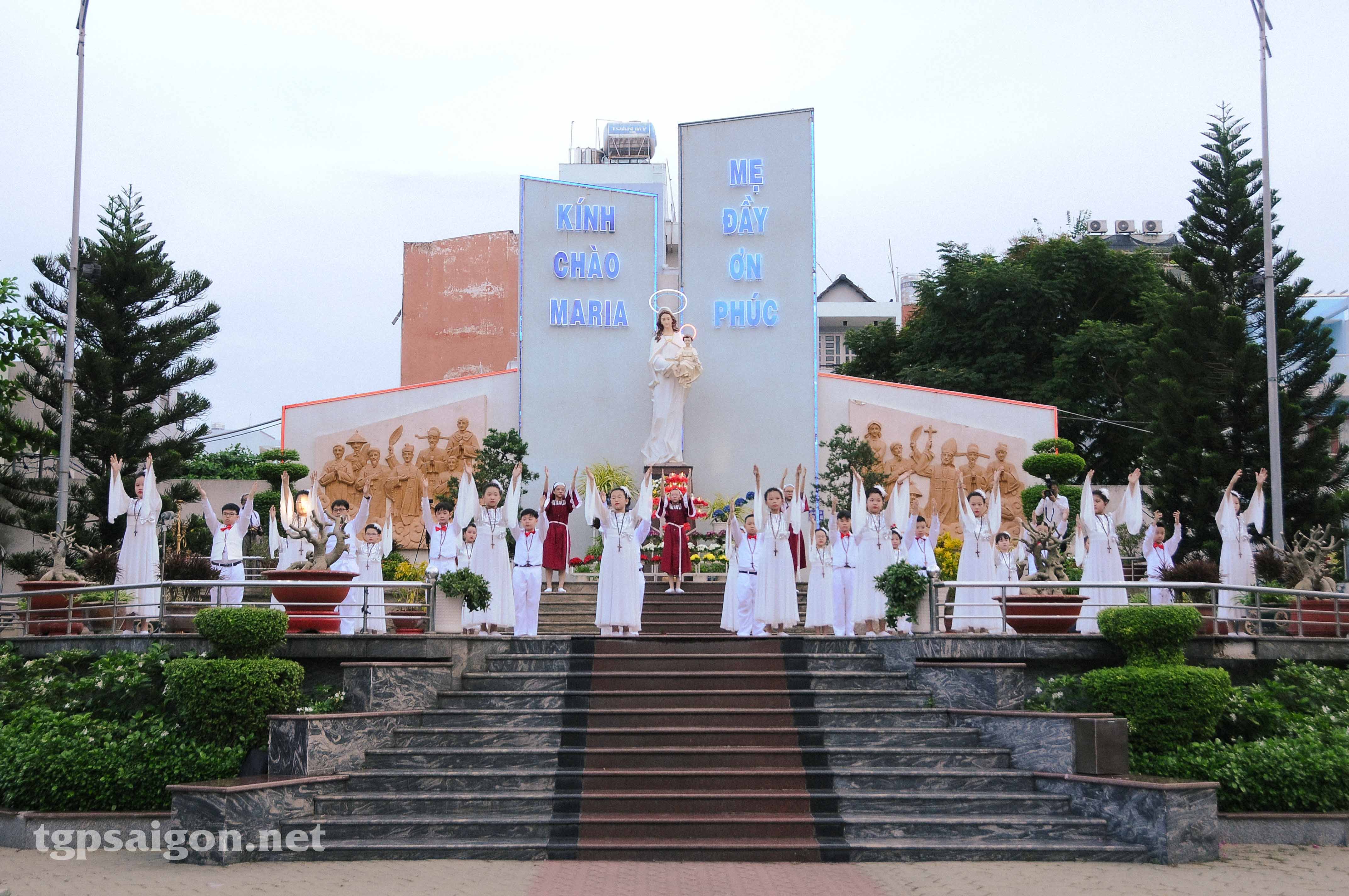 Giáo xứ Tân Phú: Chầu lượt - Khai mạc tháng Hoa và mừng Bổn mạng giáo xứ năm 2022