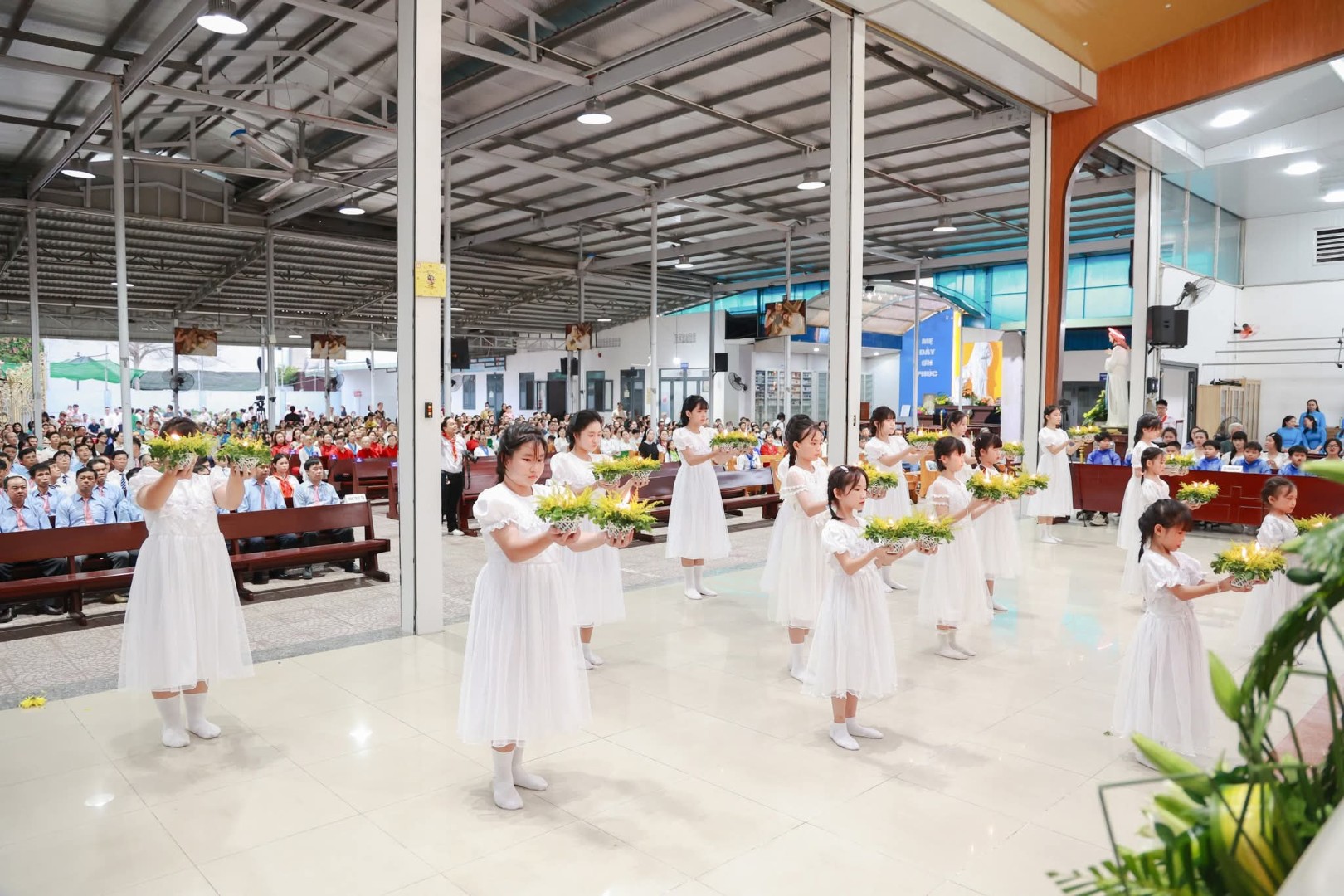 Giáo xứ Thánh Phanxicô Xaviê khai mạc tháng hoa