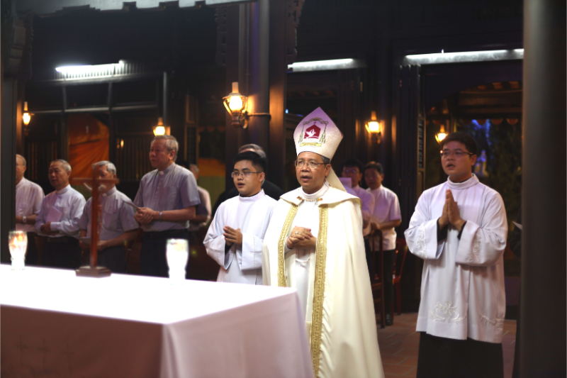 Đức Giám mục Giuse Đỗ Mạnh Hùng cử hành Kinh Chiều sau khi nhận thư Bổ nhiệm