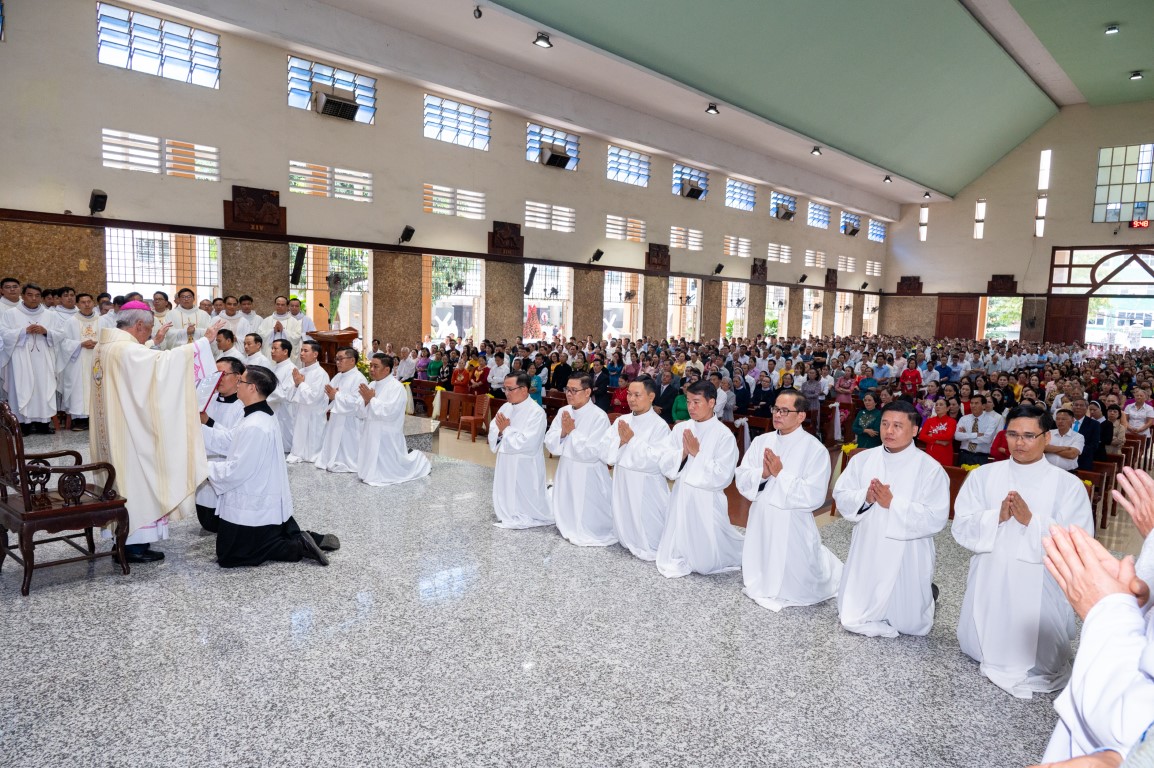 Thánh lễ phong chức Phó tế cho 13 thầy Hội Thừa Sai Việt Nam