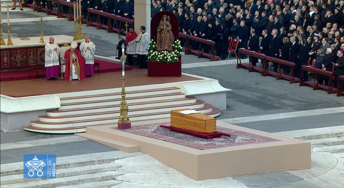 Lần hạt Mân Côi và Thánh lễ an táng cho Đức cố Giáo hoàng Bênêđictô XVI