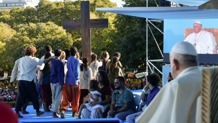 Đức Thánh Cha chủ sự buổi ngắm Đàng Thánh Giá với các bạn trẻ tại Công viên Eduardo VII