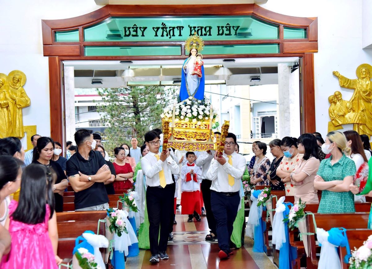Giáo xứ Tân Phú Hòa: Khai mạc Tháng Mân Côi - Ca đoàn mừng Bổn mạng