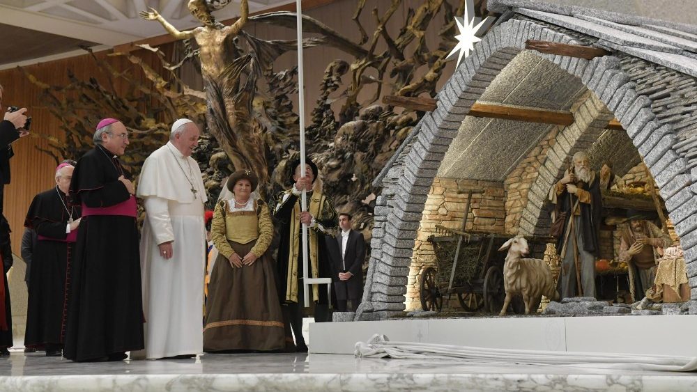 ĐTC gặp các nhà tài trợ Hang đá và cây Noel tại Vatican
