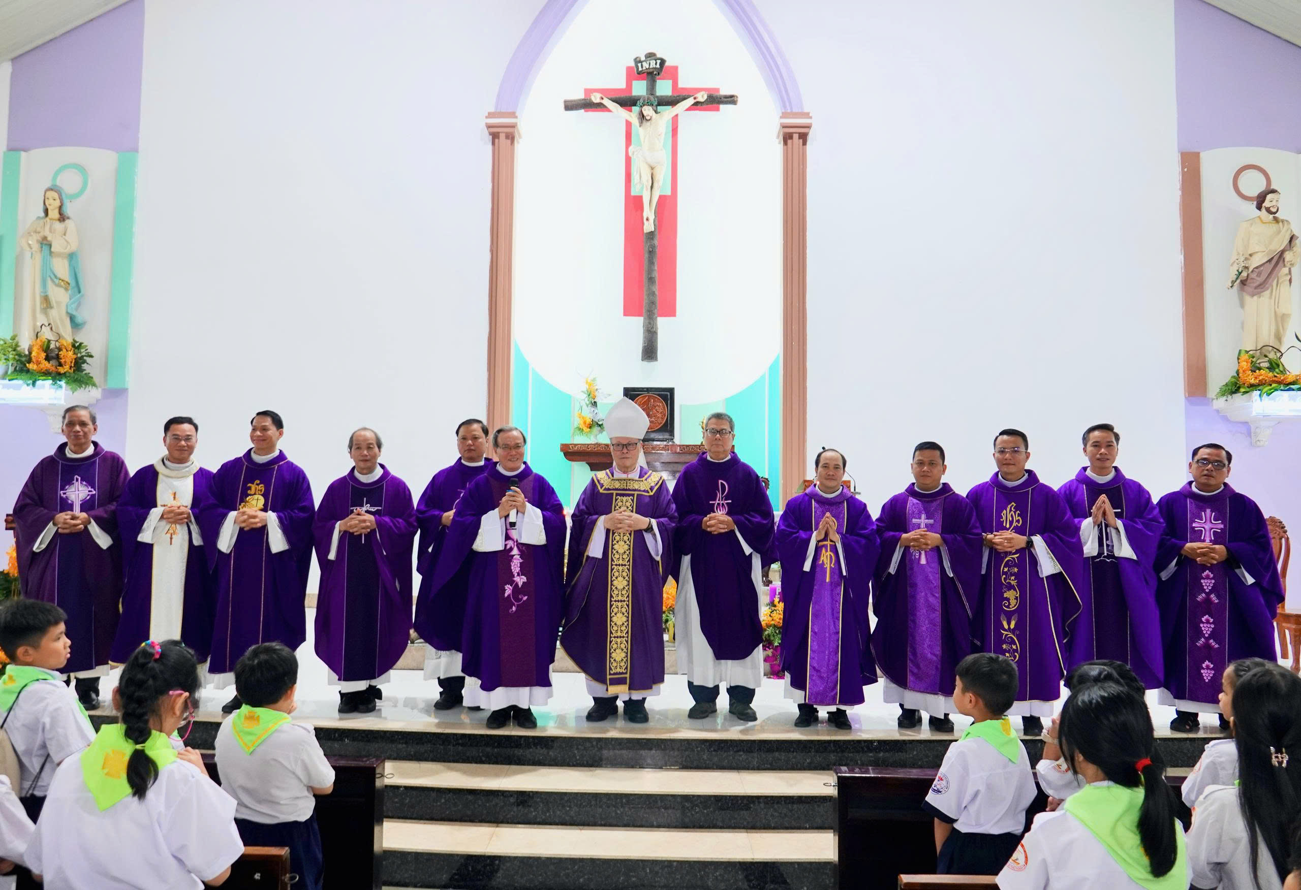 Đức Giám mục Giuse Nguyễn Chí Linh về thăm và chủ sự Thánh lễ tại giáo xứ Nhân Hòa